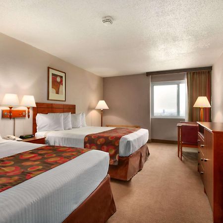 Ramada By Wyndham Bismarck Hotel Exterior foto
