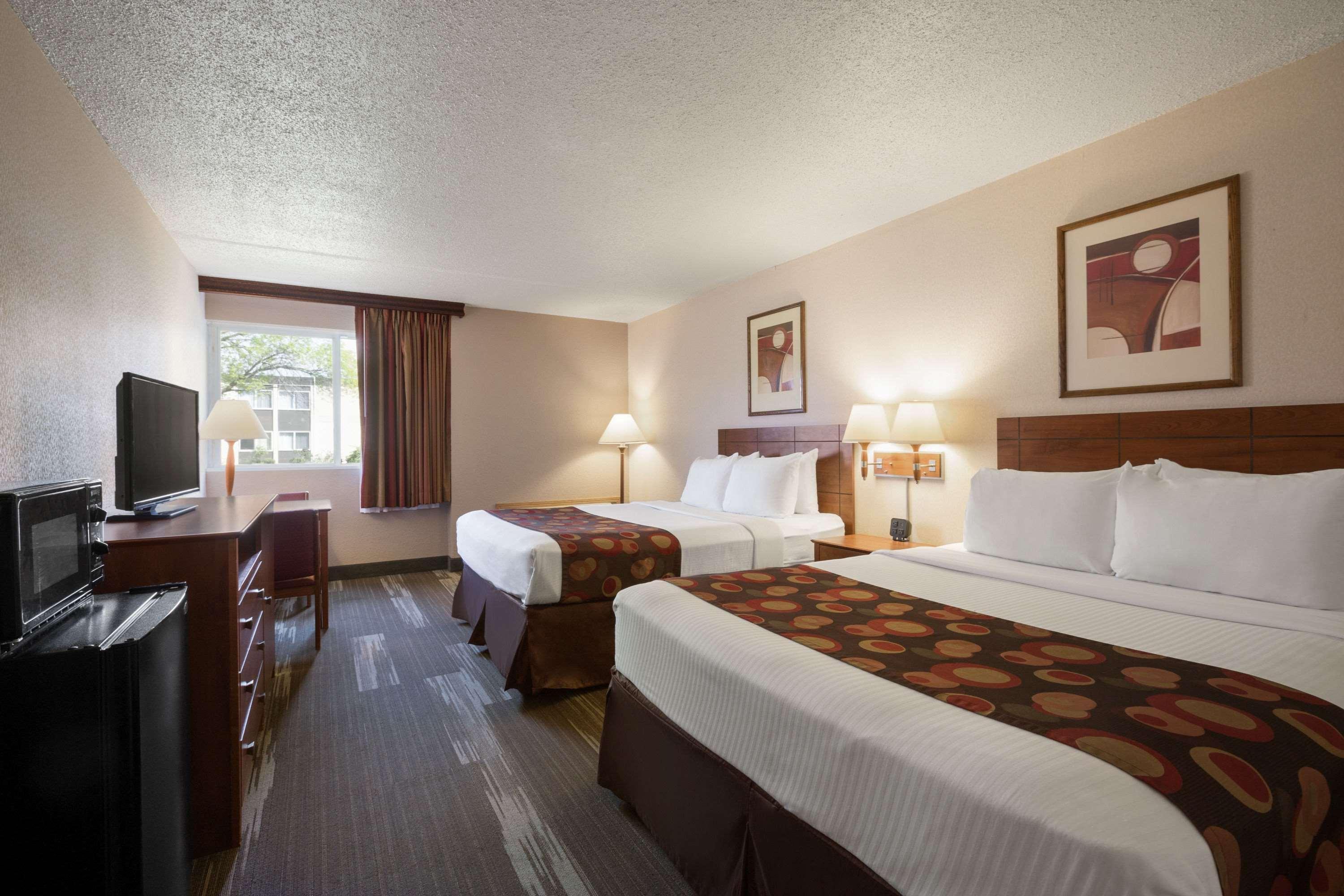 Ramada By Wyndham Bismarck Hotel Exterior foto