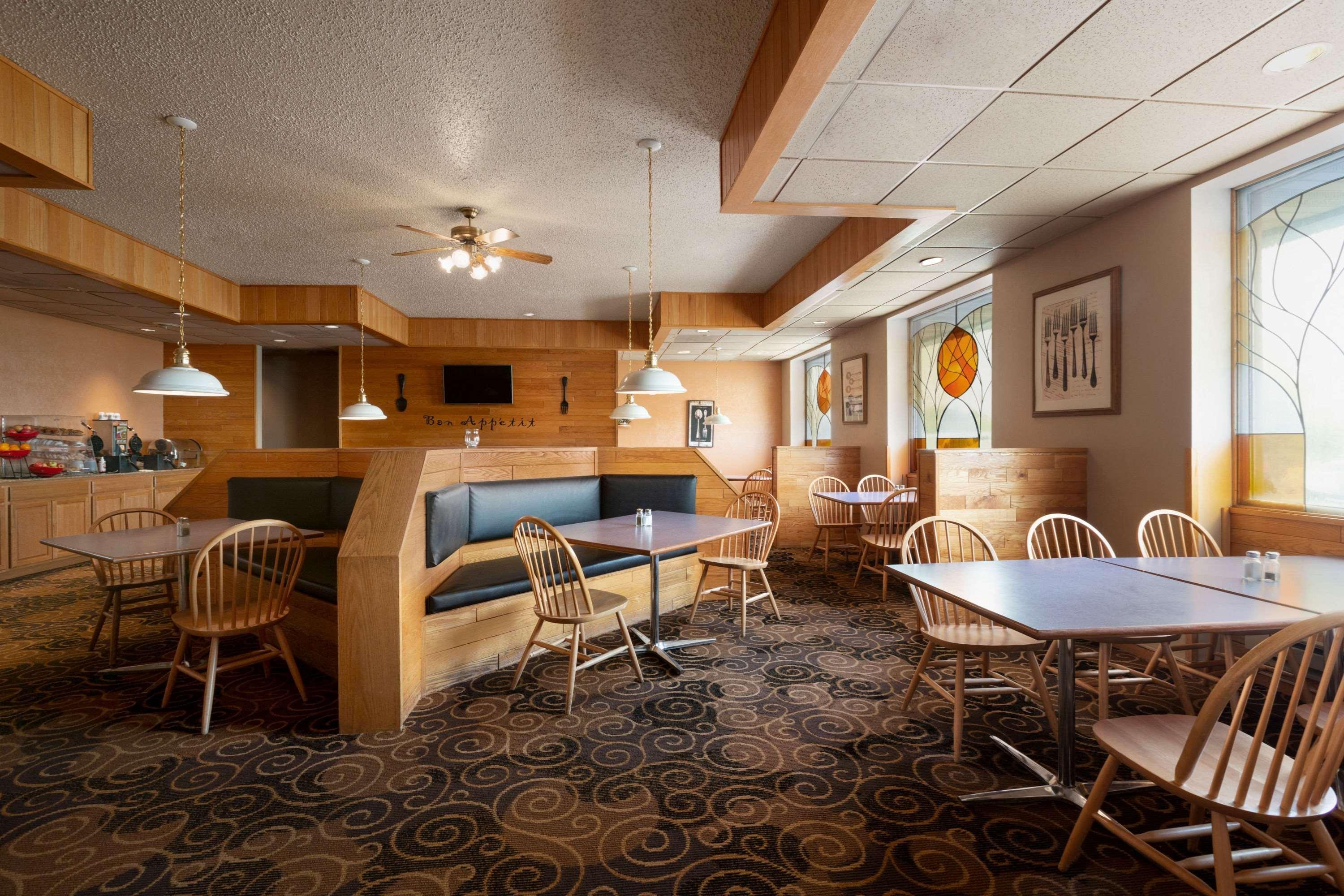 Ramada By Wyndham Bismarck Hotel Exterior foto