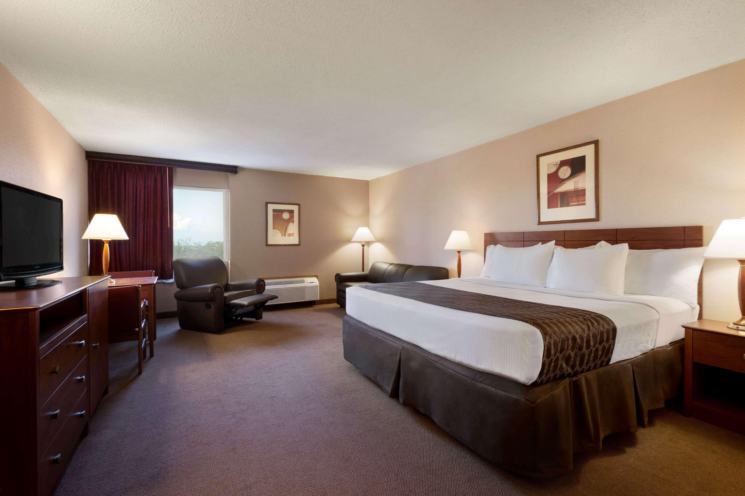 Ramada By Wyndham Bismarck Hotel Exterior foto