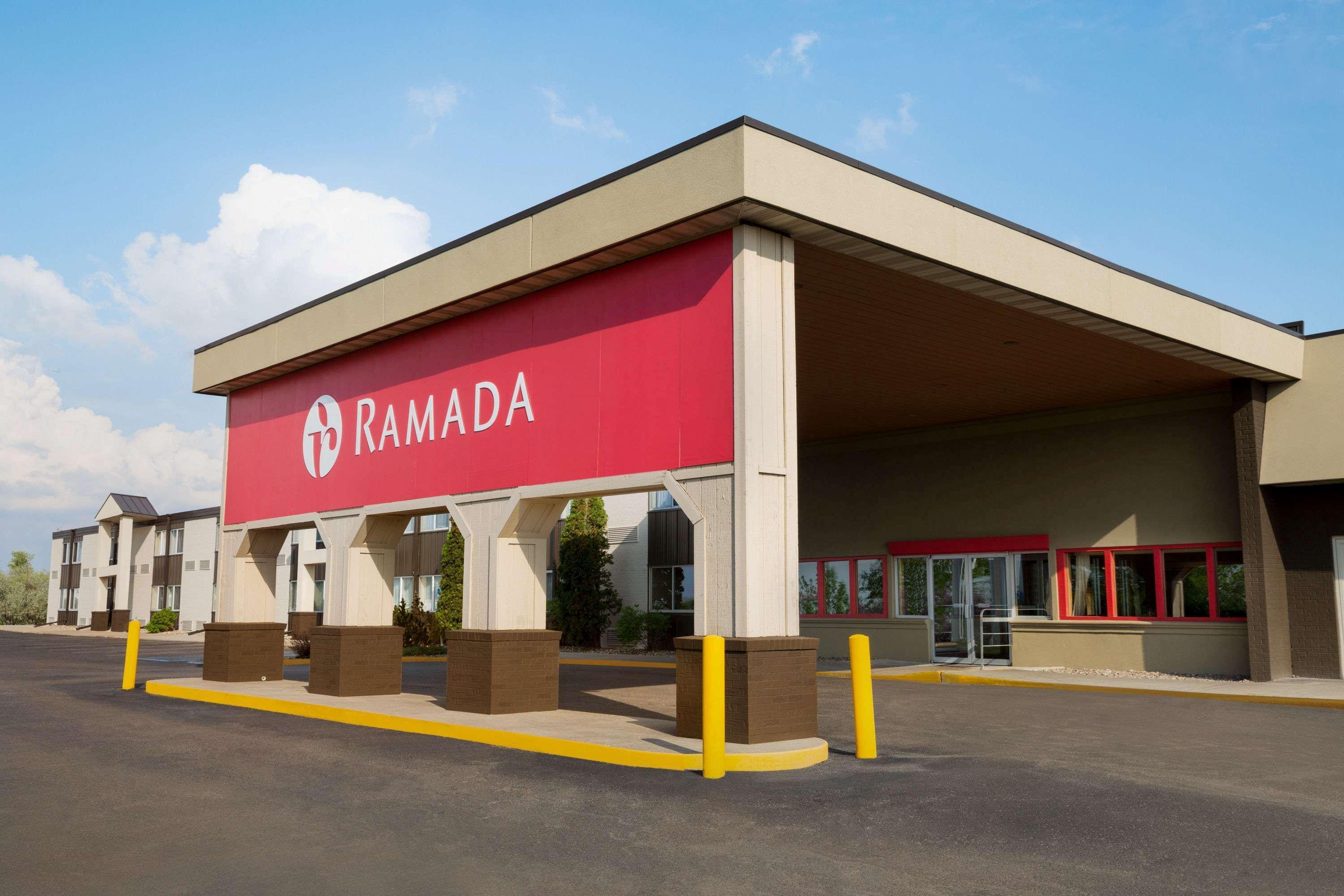 Ramada By Wyndham Bismarck Hotel Exterior foto