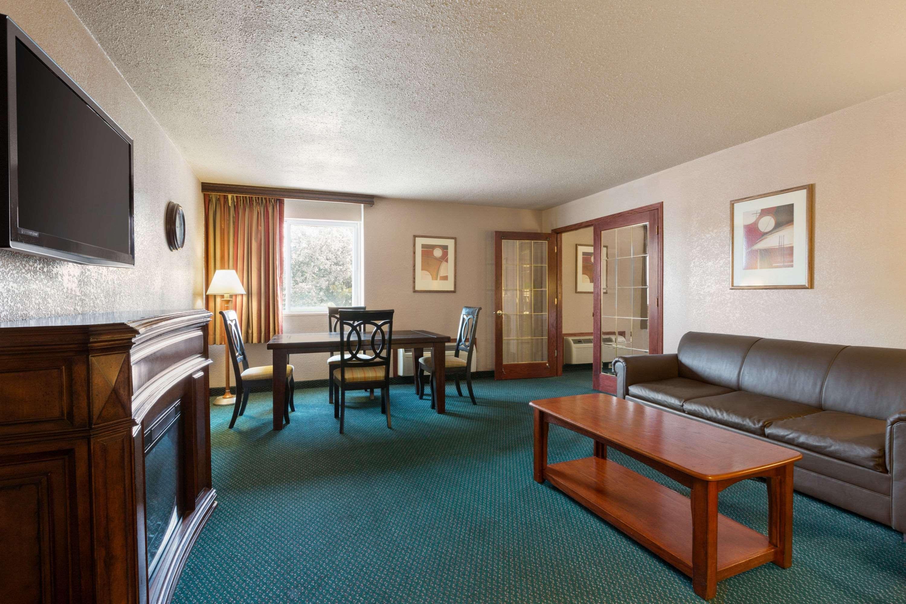 Ramada By Wyndham Bismarck Hotel Exterior foto