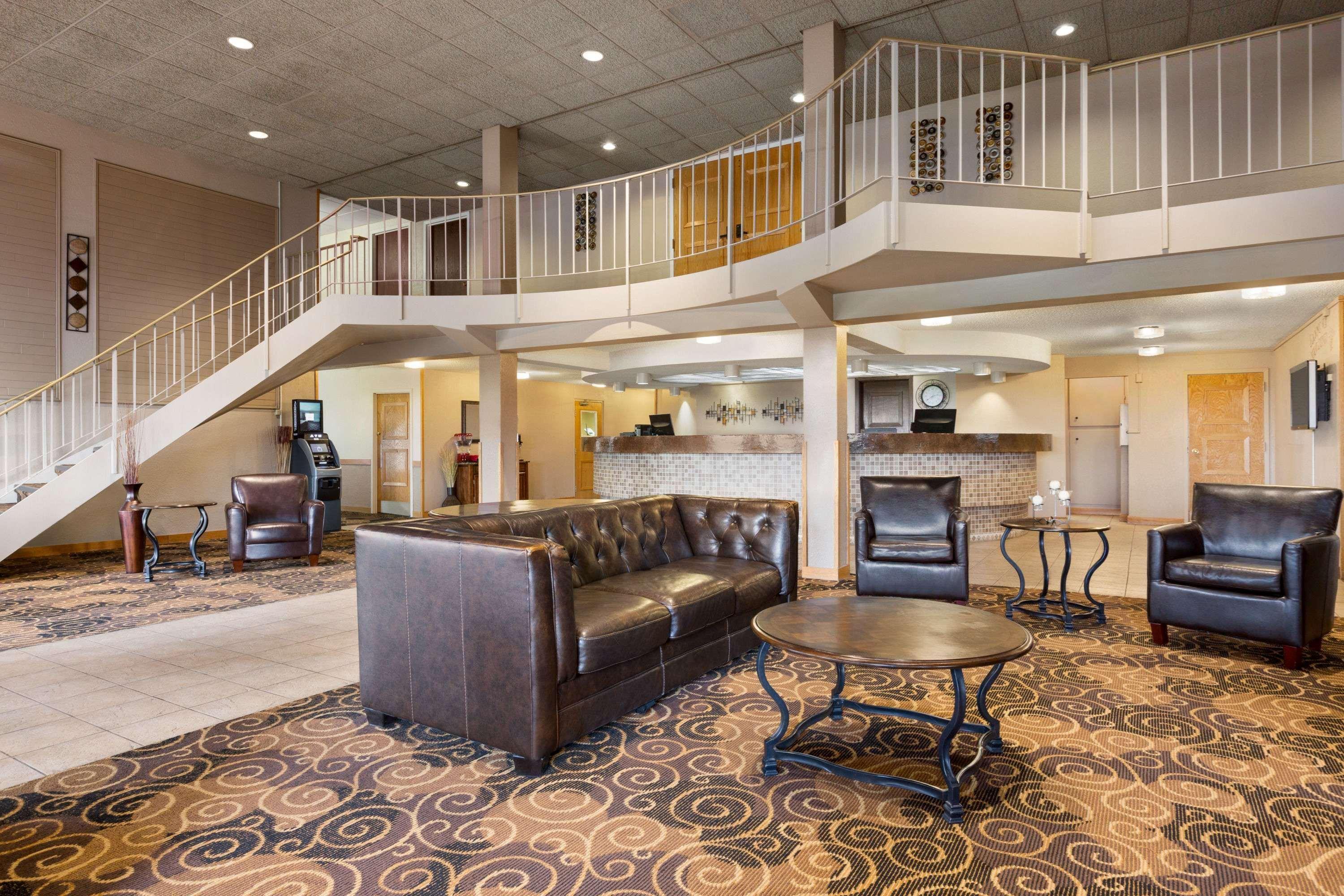Ramada By Wyndham Bismarck Hotel Exterior foto